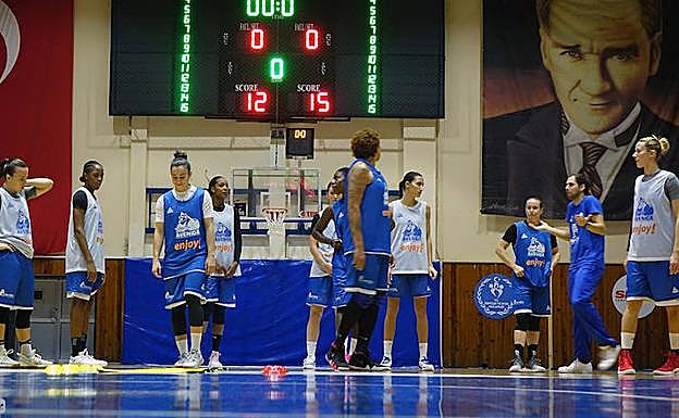 Las jugadoras de Avenida escuchan al ayudante de Lino López en la pista del Hatay.