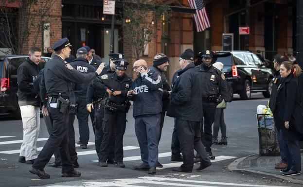 Oficiales de Policía de Nueva York se coordinan frente al restaurante del actor Robert de Niro al que fue enviado un paquete con explosivos.