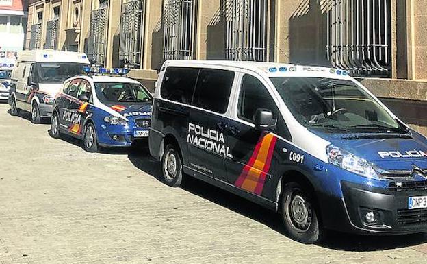 Vehículos en los que fueron trasladados los cuatro detenidos al Juzgado de Primera Instancia Número 3 de Palencia.