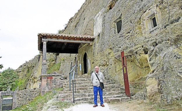 Desde 2009 Abel de Roba, de 61 años, comenta a los turistas las particularidades del ermitorio mozárabe de los Santos Justo y Pastor, en Olleros de Pisuerga. 