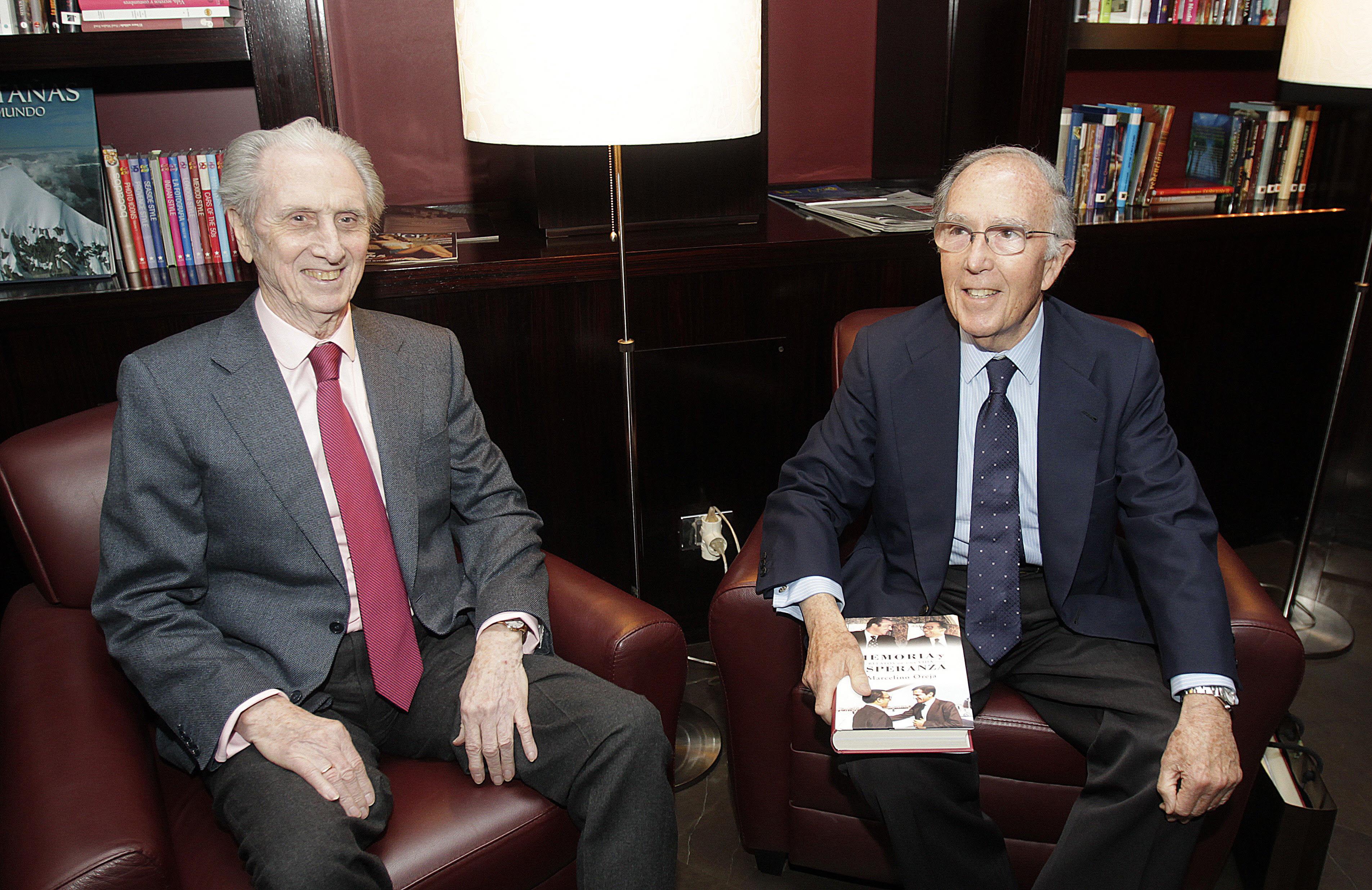 luis Miguel Enciso acompañó a Marcelino Oreja (derecha) en la presentación en Valladolid del libro del exministro de Exteriores de UCD 'Memoria y Esperanza. Relatos de una vida', en marzo de 2012