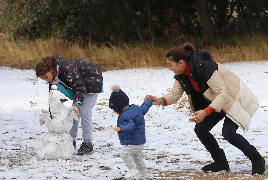 Llegaron los primeros muñecos de nieve en el Monte El Viejo.