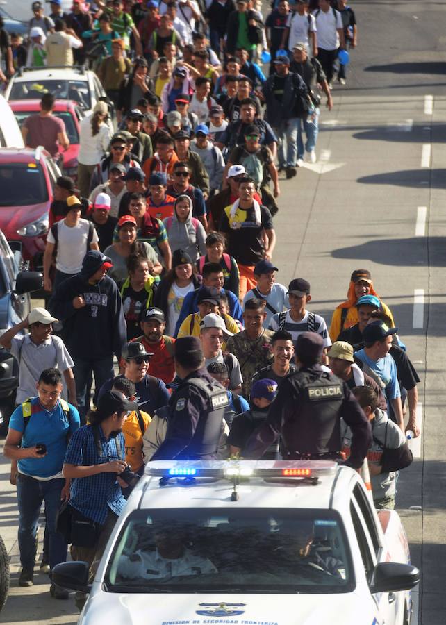 Unos 300 migrantes salvadoreños han salido este domingo de su país hacia la frontera con Guatemala con el objetivo final de llegar a EE UU. Buscan emular la caravana de hondureños que salió el 13 de octubre de San Pedro Sula.