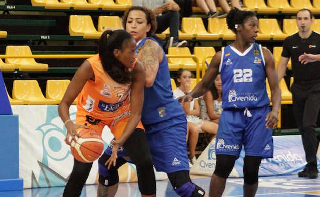 Erika de Souza defiende a Nogaye Lo en pretemporada.