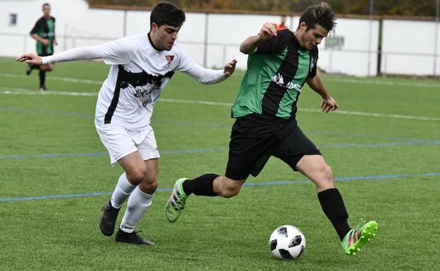 Una acción del partido entre El Espinar y el Racing Lermeño, en Los Llanos. 