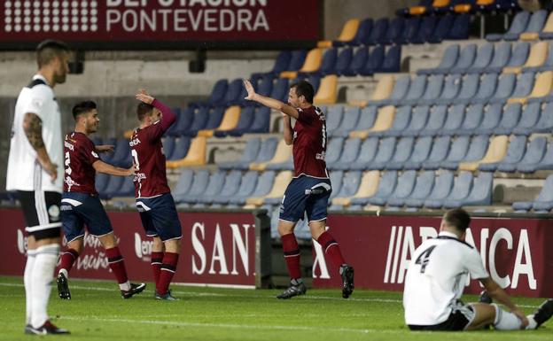 Los jugadores del Pontevedra celebran uno de sus goles ante el Salamanca CF.