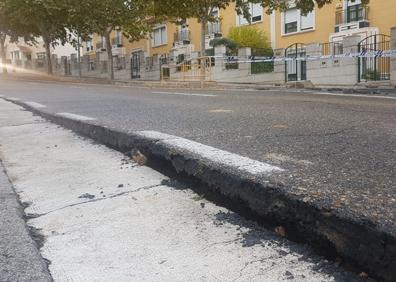 Imagen secundaria 1 - Imágenes de la zona donde se ha producido la rotura de la tubería, en la calle Padre Llanos de Parquesol.
