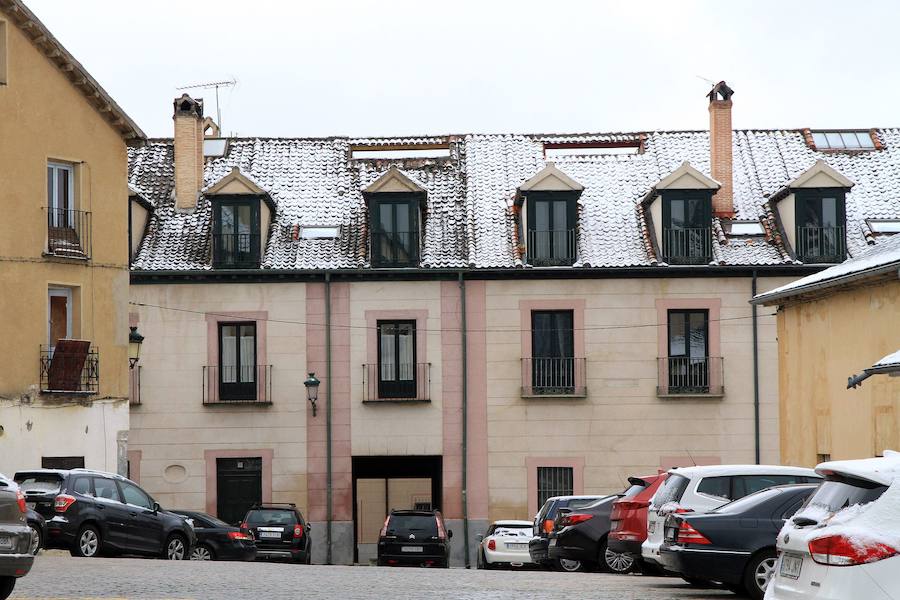 La nieve se ve en los tejados y en los coches aparcados en La Granja.