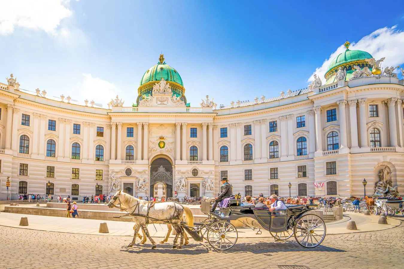 Viena. Ópera, música, teatro, ballet y danza son ofertas culturales que no faltan en esta ciudad reconocida y valorada a nivel global por su patrimonio cultural y artístico. Ha sido cuna de grandes compositores como Mozart, Beethoven o Strauss. Hay mucho que ver en esta ciudad desde la catedral gótica de San Esteban o el Palacio Imperial - Hofburg - hasta la Secesión en magnífico estilo modernista; desde el impresionante palacio barroco de Schönbrunn o el Museo de Bellas Artes hasta el Barrio de los Museos con su arquitectura moderna. En Viena hay cerca de 27 castillos y más de 150 palacios.