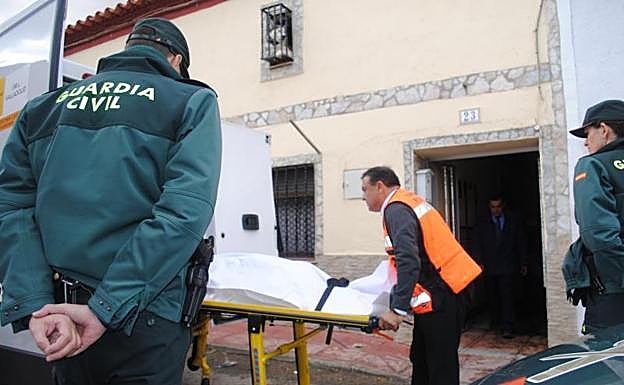 Fallece un octogenario en un incendio registrado en una vivienda de Fresno el Viejo (Valladolid).