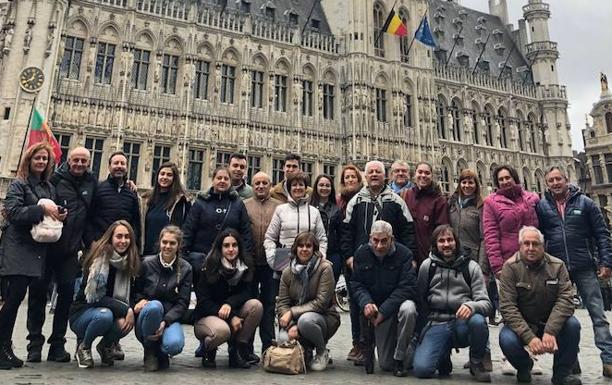 Foto de familia en la Grand Place de Bruselas del grupo de teatro de Fuentepelayo, durante este viaje. 
