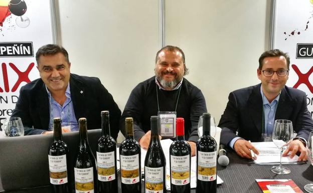 Imagen principal - Arriba, un momento de la cata de vinos de la DO Toro, con su presidente, Felipe Nalda (centro),, al frente. Otras bodegas de Castilla y León que exponene sus vinos en el Salón organizado por la Guía Peñín. 