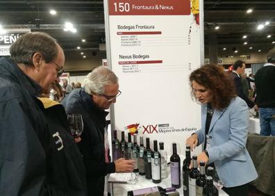 Imagen secundaria 1 - Arriba, un momento de la cata de vinos de la DO Toro, con su presidente, Felipe Nalda (centro),, al frente. Otras bodegas de Castilla y León que exponene sus vinos en el Salón organizado por la Guía Peñín. 