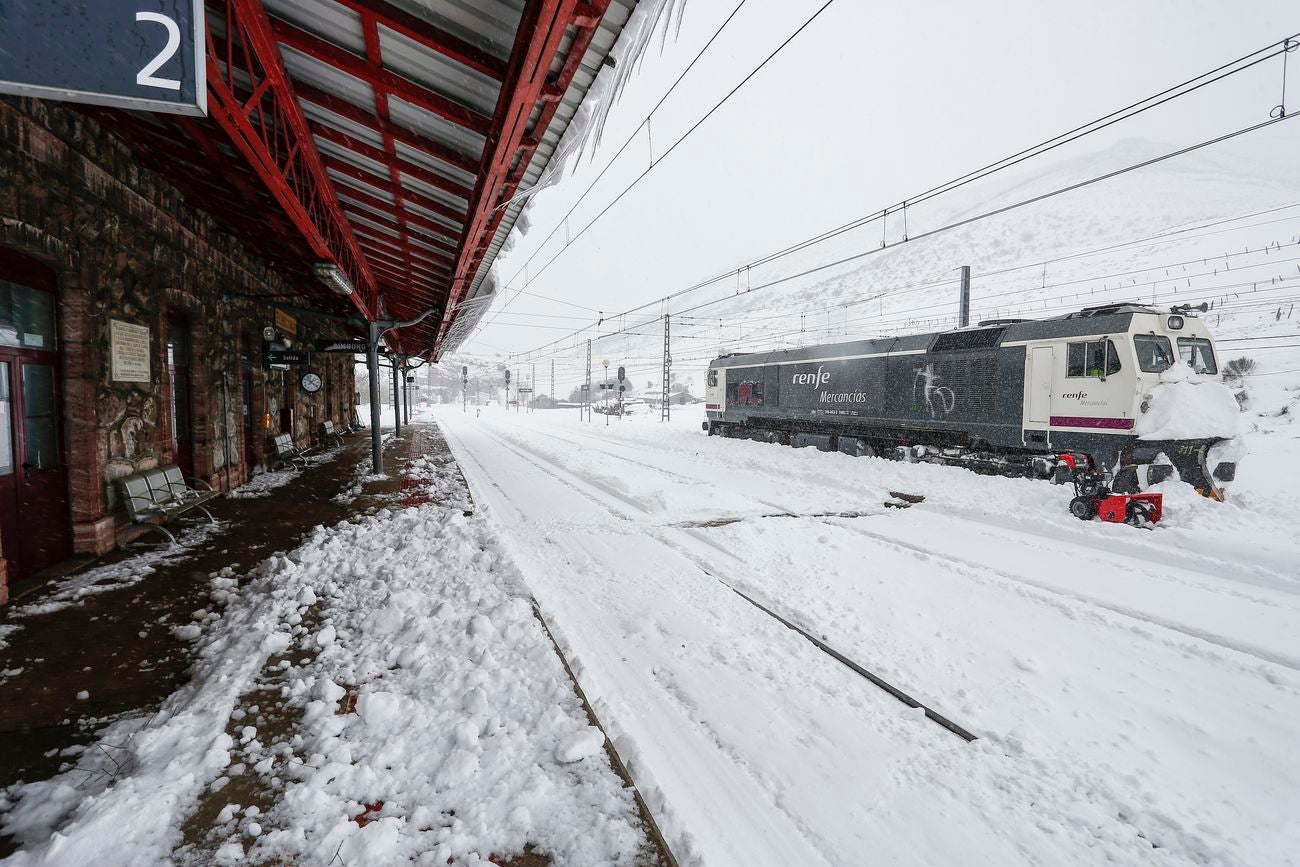 Protección Civil alerta de que el actual frente tormentoso aún será visible con lluvia, viento y nevadas a lo largo de las próximas horas | León sigue en alerta amarilla y con complicaciones en el tráfico rodado y ferroviario