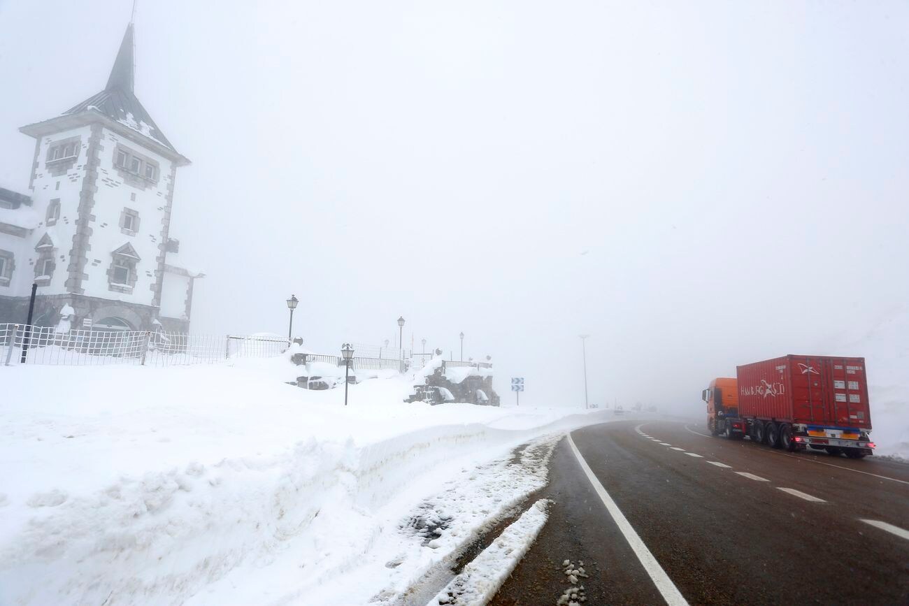 Protección Civil alerta de que el actual frente tormentoso aún será visible con lluvia, viento y nevadas a lo largo de las próximas horas | León sigue en alerta amarilla y con complicaciones en el tráfico rodado y ferroviario