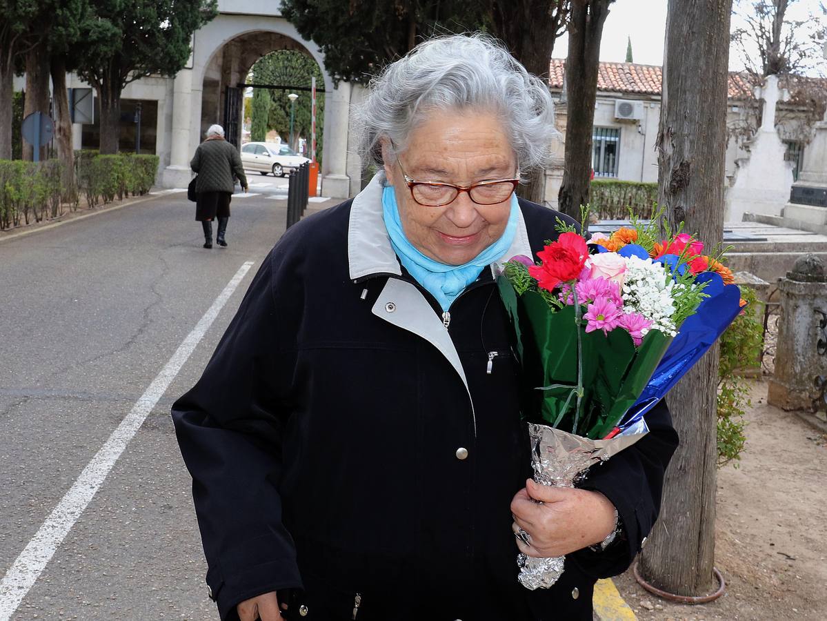 Fotos: Preparativos para el Día de Todos los Santos en el cementerio de El Carmen de Valladolid
