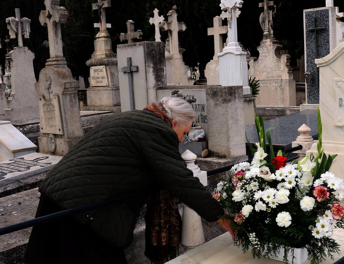 Fotos: Preparativos para el Día de Todos los Santos en el cementerio de El Carmen de Valladolid