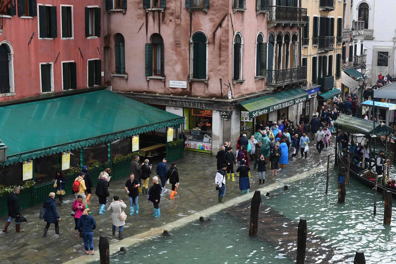 El agua alcanzó este lunes un nivel histórico en la ciudad debido al temporal que azota al país
