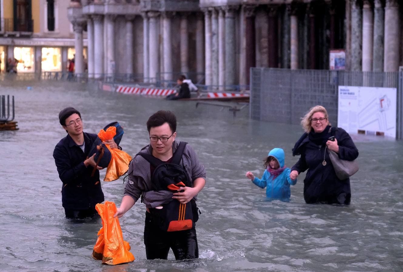El agua alcanzó este lunes un nivel histórico en la ciudad debido al temporal que azota al país