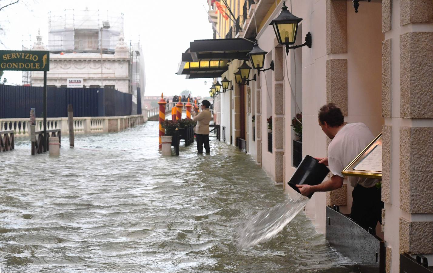 El agua alcanzó este lunes un nivel histórico en la ciudad debido al temporal que azota al país