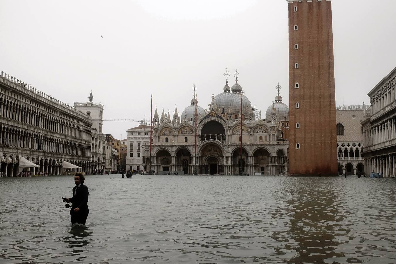 El agua alcanzó este lunes un nivel histórico en la ciudad debido al temporal que azota al país