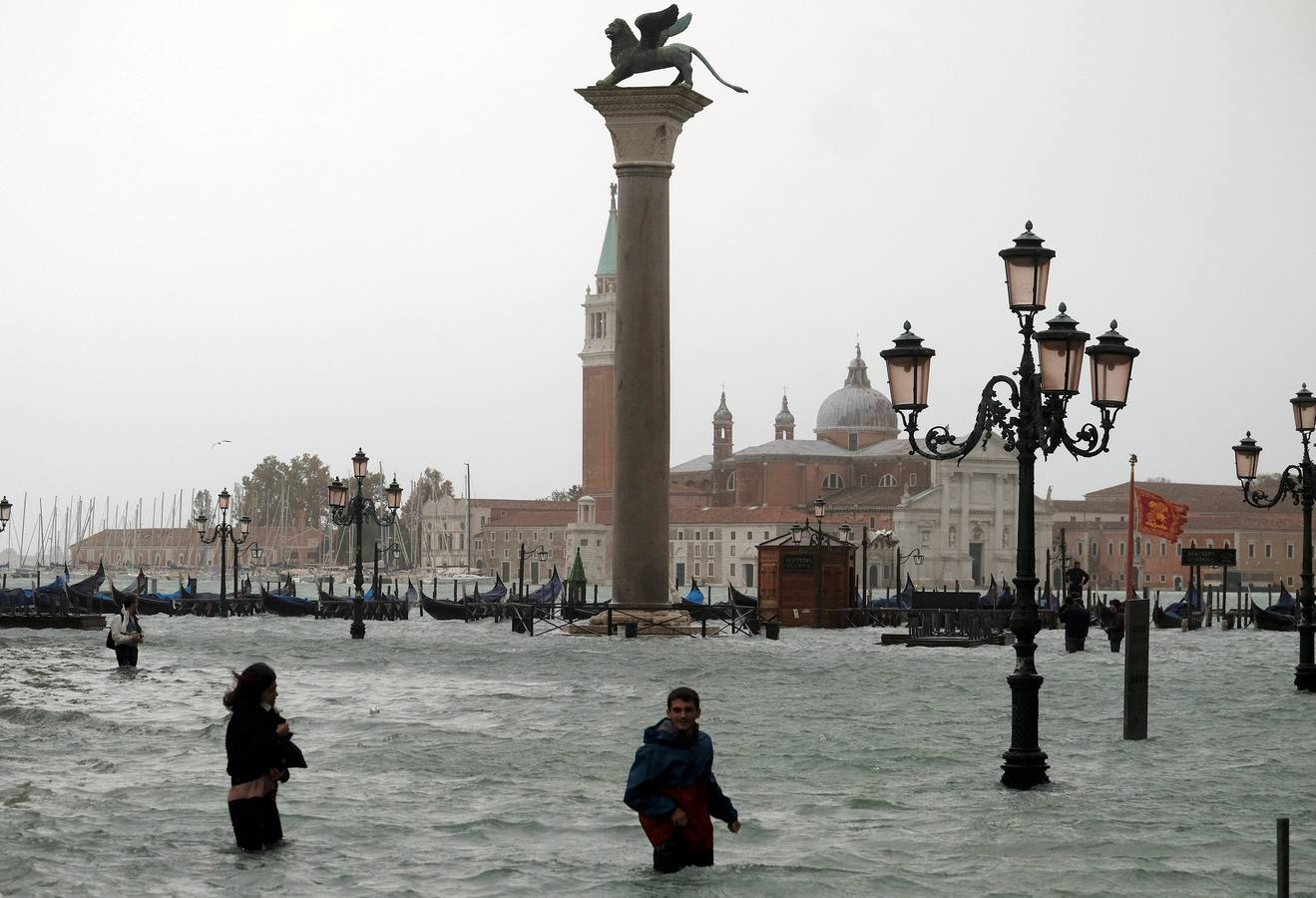 El agua alcanzó este lunes un nivel histórico en la ciudad debido al temporal que azota al país