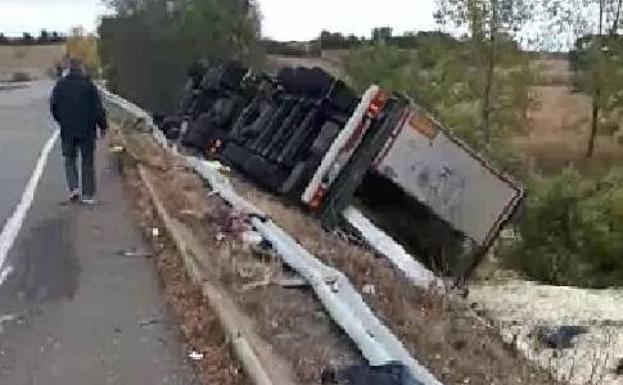 Camión volcado en la carretera, en el término de Cervatos de la Cueza. 