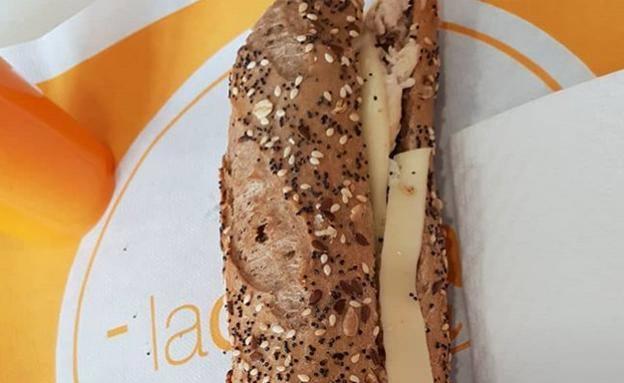 Bocadillo de atún con queso que el joven afectado compartió en sus redes sociales. 