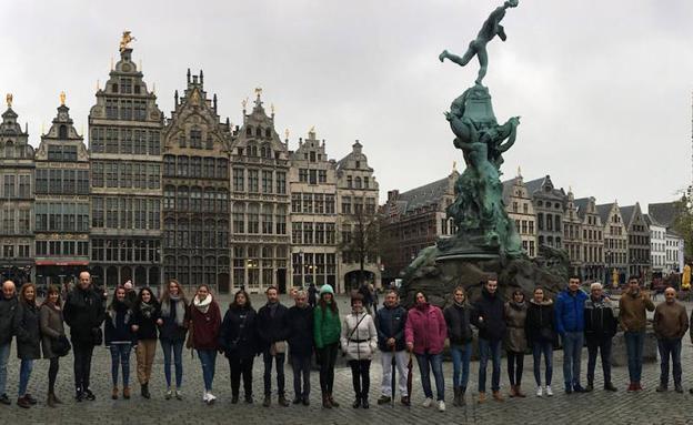 Foto de familia de los componentes del grupo de teatro de Fuentepelayo, en Bruselas. 