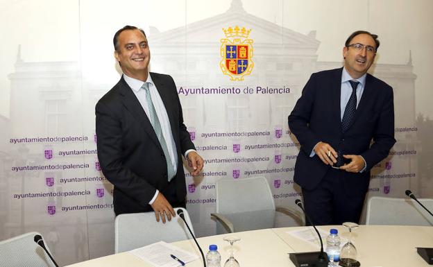 El concejal de Servicios Sociales y Juventud, Luis Ángel Pérez Sotelo y el alcalde de Palencia, Alfonso Polanco. 