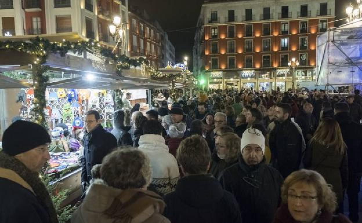 Mercado artesanal navideño en la Plaza Mayor de Valladolid, el año pasado. 