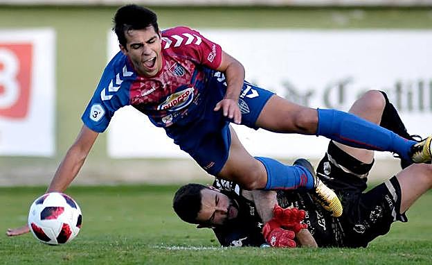 Diego Gómez es derribado por el guardameta del Atlético Astorga.
