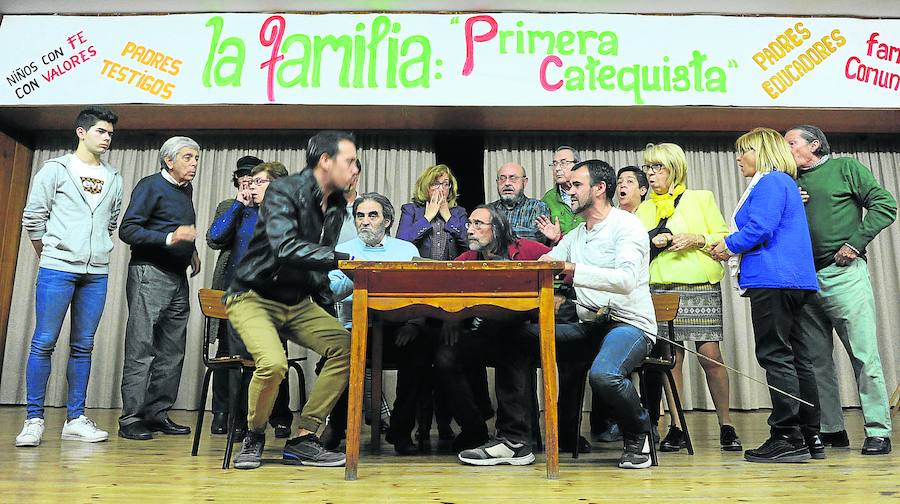 Miembros de Amigos del Teatro durante un ensayo en el salón de los Padres Franciscanos en el Paseo de Zorrilla. 