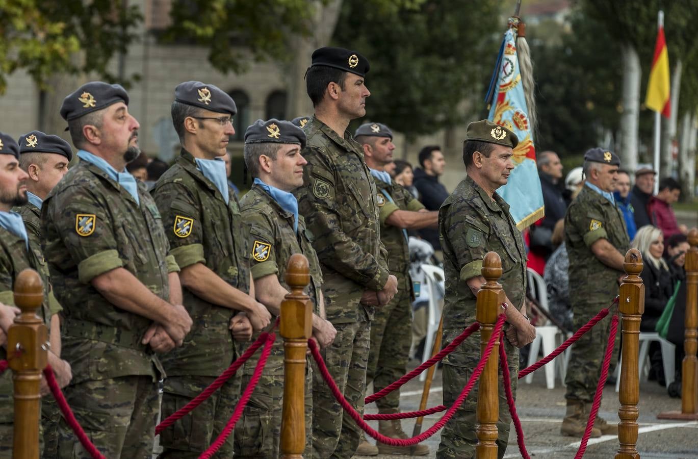La parada militar se ha celebrado bajo la presidencia del coronel Álvaro de Zunzunegui, jefe del Regimiento, y los soldados que forman parte del contigente han sido despedidos por sus familiares, amigos y compañeros