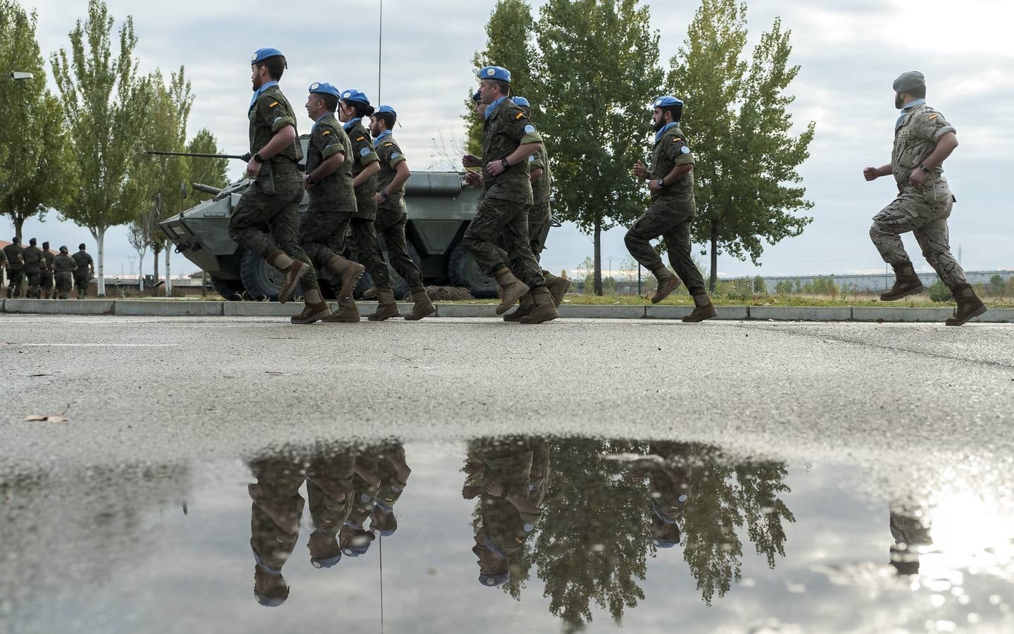 La parada militar se ha celebrado bajo la presidencia del coronel Álvaro de Zunzunegui, jefe del Regimiento, y los soldados que forman parte del contigente han sido despedidos por sus familiares, amigos y compañeros