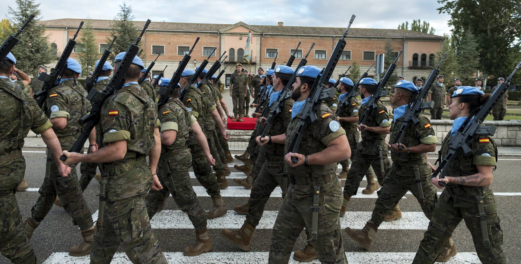 La parada militar se ha celebrado bajo la presidencia del coronel Álvaro de Zunzunegui, jefe del Regimiento, y los soldados que forman parte del contigente han sido despedidos por sus familiares, amigos y compañeros