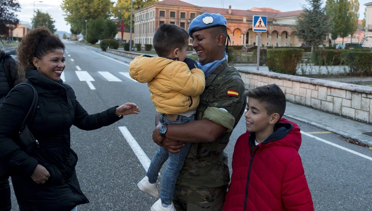 La parada militar se ha celebrado bajo la presidencia del coronel Álvaro de Zunzunegui, jefe del Regimiento, y los soldados que forman parte del contigente han sido despedidos por sus familiares, amigos y compañeros