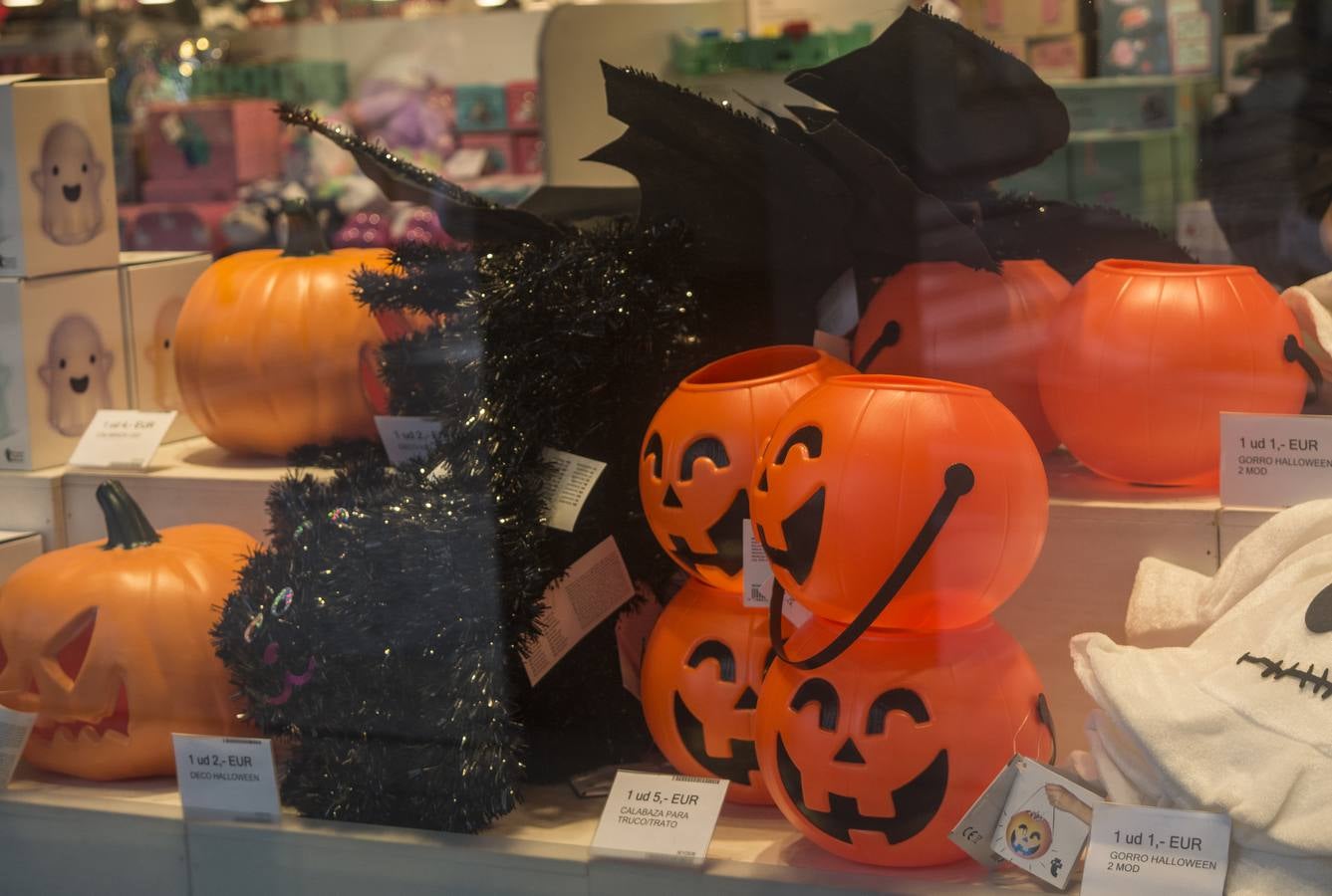 Fotos: El comercio vallisoletano se viste de Halloween