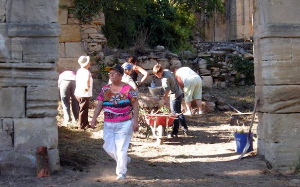 Un grupo de vecinos trabaja en la recuperación del cenobio burgalés. 
