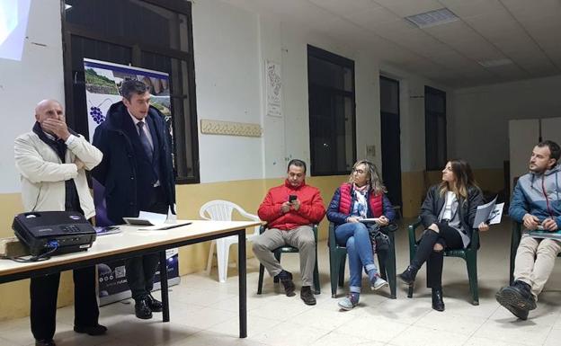 Una empresa de Valladolid explicó el proyecto de 'Caminos de Vino' a los socios asistentes a la asamblea general de la Ruta del Vino de la Sierra de Francia. 