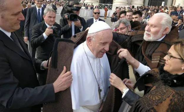 La presidenta de la Diputación de Zamora, Mayte Martín Pozo, y el presidente de la asociación, Félix Marbán, entregan la capa alistana al Papa. 