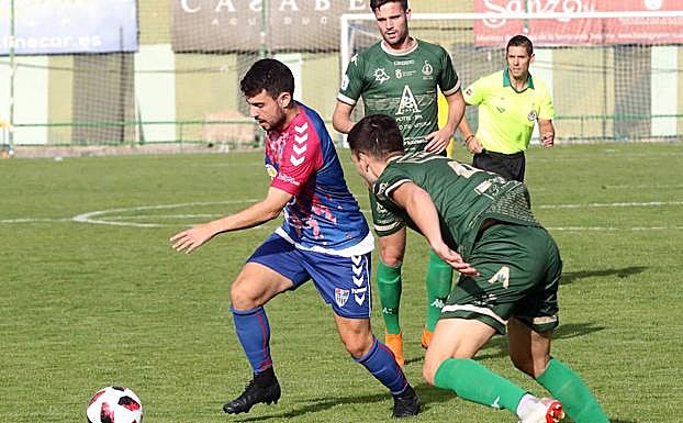 El delantero Mika, durante un partido con la Segoviana en La Albuera.