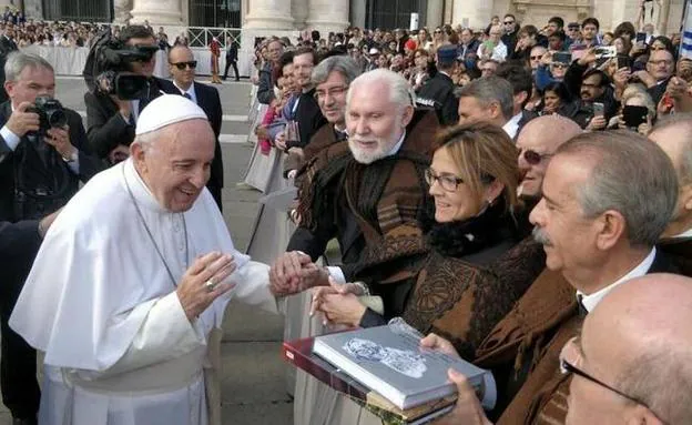 La presidenta de la Diputación de Zamora, Mayte Martín Pozo, y el presidente de la asociación, Félix Marbán, entregan la capa alistana al Papa. 