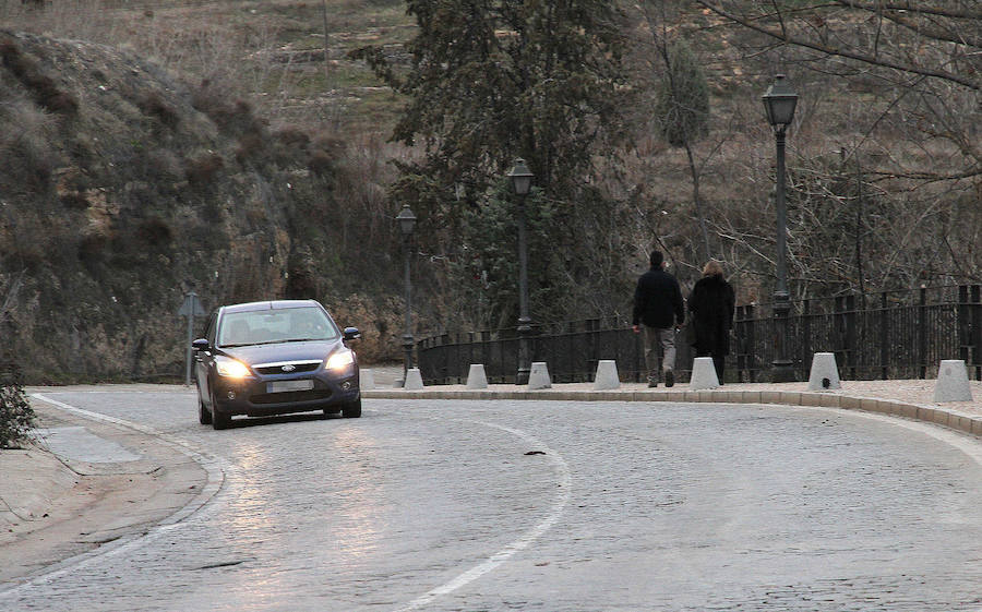 Un vehículo circula por la cuesta de los Hoyos. 
