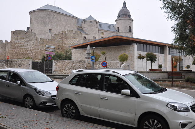 Turismos aparcados frente al Archivo de Simancas. 