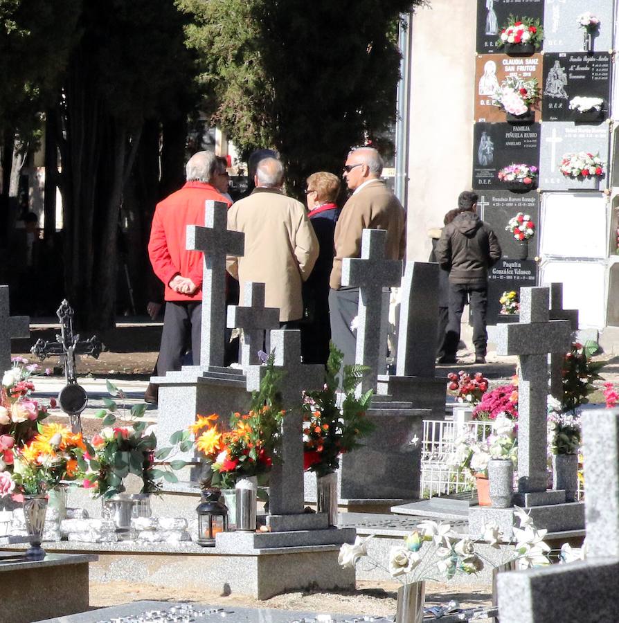 Fotos: Los segovianos visitan el cementerio en el Día de Todos los Santos