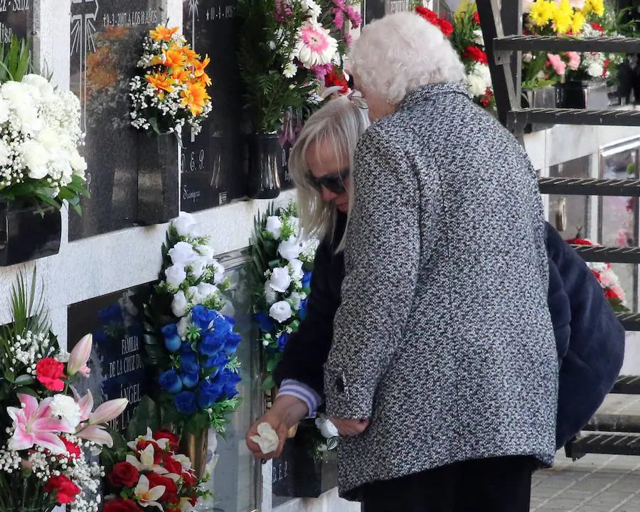 Fotos: Los segovianos visitan el cementerio en el Día de Todos los Santos