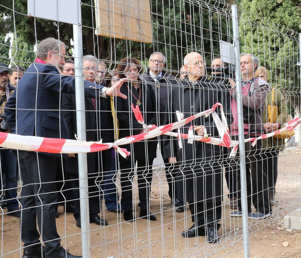 El cardenal arzobispo de Valladolid y presidente de la Conferencia Episcopal, Ricardo Blázquez, ha pronunciado hoy un breve responso junto al memorial por las víctimas que se está construyendo en el cementerio 