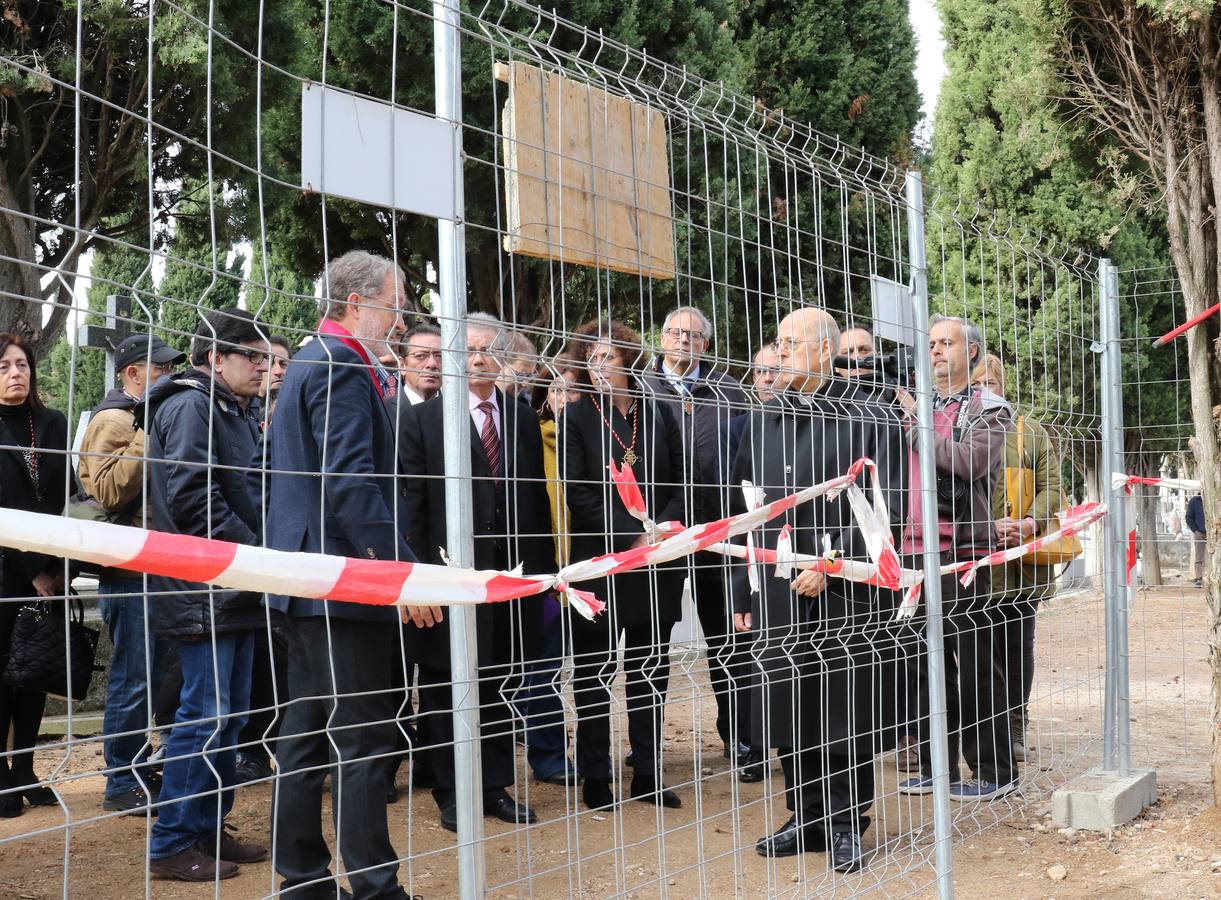 El cardenal arzobispo de Valladolid y presidente de la Conferencia Episcopal, Ricardo Blázquez, ha pronunciado hoy un breve responso junto al memorial por las víctimas que se está construyendo en el cementerio 