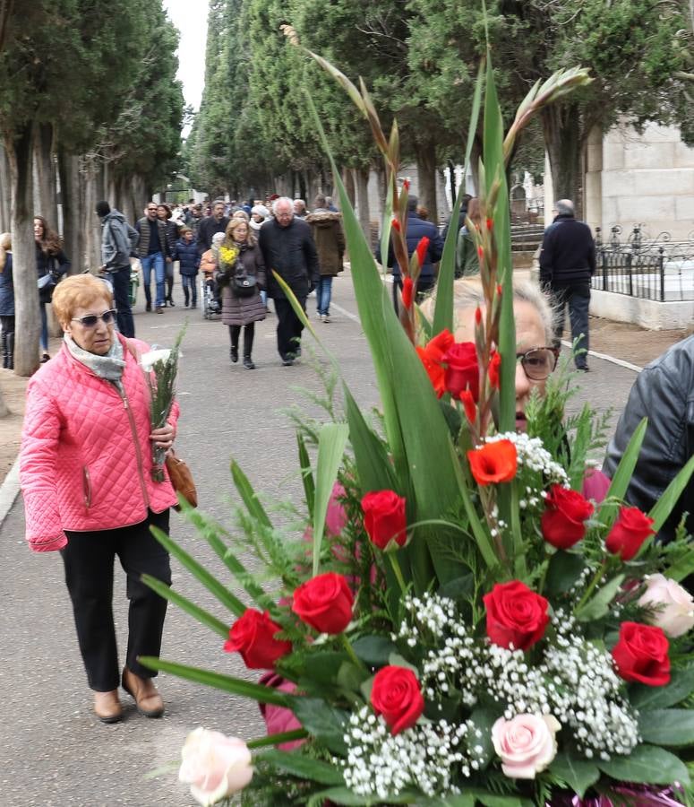 Fotos: Día de Todos los Santos en el cementerio de El Carmen de Valladolid